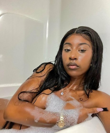 Naakte gelekte OnlyFans-foto van Rohilu