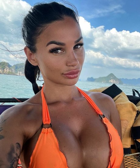 Naakte gelekte OnlyFans-foto van Adellino