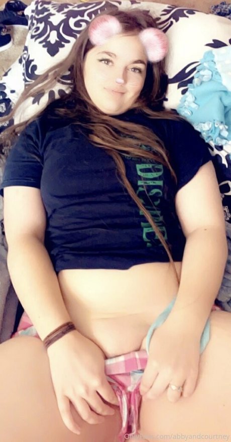 Naakte gelekte OnlyFans-foto van Abbyandcourtney