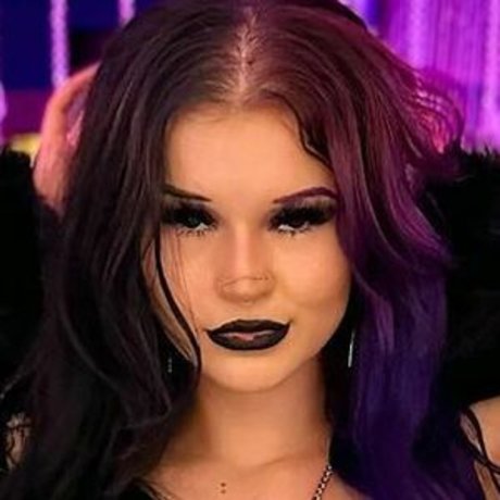 Naakte gelekte OnlyFans-foto van Heyitzviolet