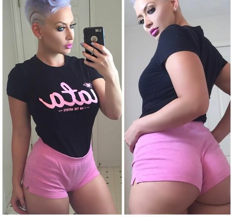 Naakte gelekte OnlyFans-foto van Eliza Bleu