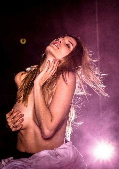 Naakte gelekte OnlyFans-foto van Ashley Louise James