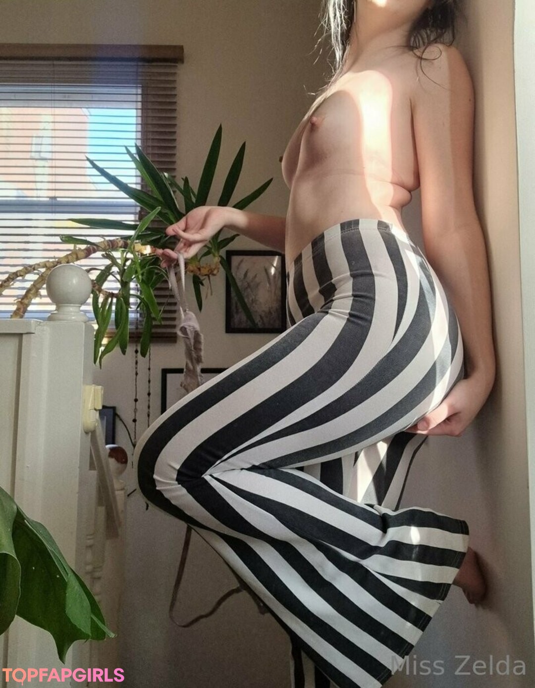 Naakte gelekte OnlyFans-foto van Miss Zelda #20 Naakte gelekte OnlyFans-foto van Miss Zelda #20
