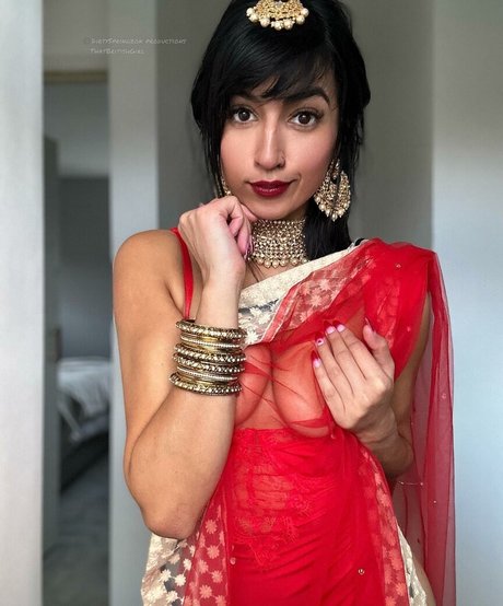 Naakte gelekte OnlyFans-foto van Aaliyah Yasin