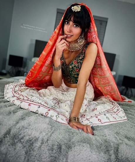 Naakte gelekte OnlyFans-foto van Aaliyah Yasin