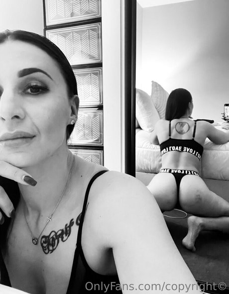 Naakte gelekte OnlyFans-foto van Amanda Micallef