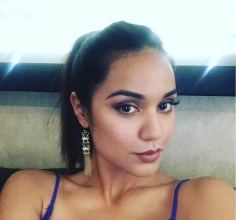 Naakte gelekte OnlyFans-foto van Summer Bishil
