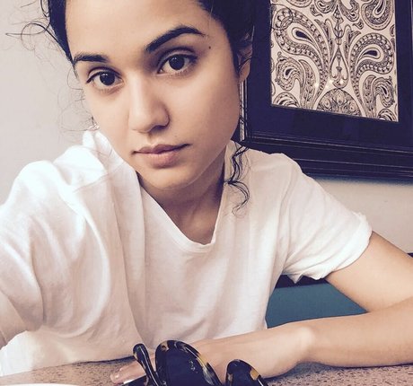 Naakte gelekte OnlyFans-foto van Summer Bishil