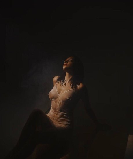 Naakte gelekte OnlyFans-foto van Olivia Linz