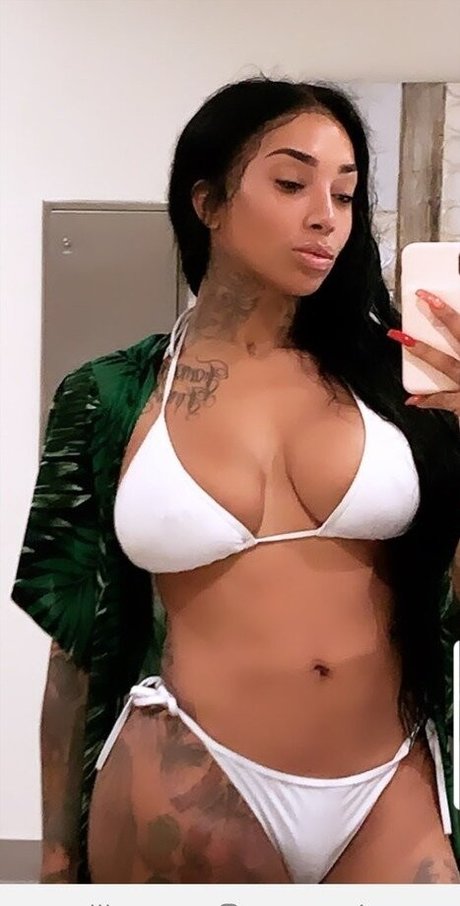 Naakte gelekte OnlyFans-foto van Flyyytattedsky