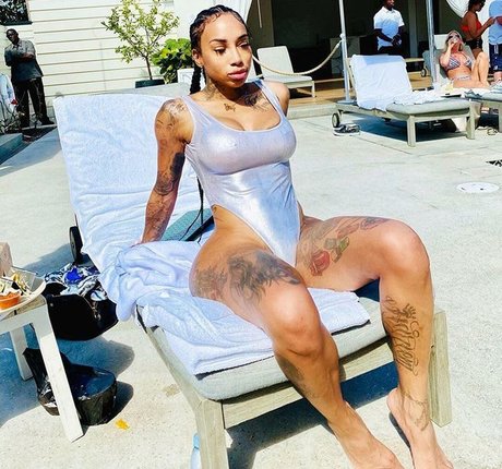 Naakte gelekte OnlyFans-foto van Flyyytattedsky