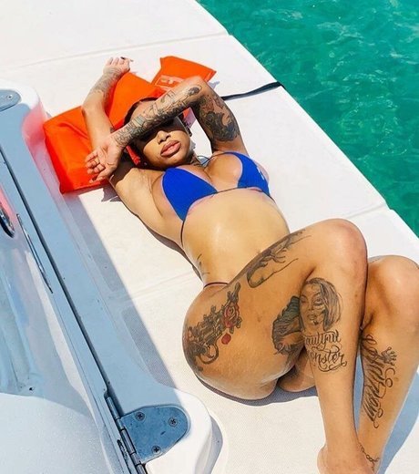 Naakte gelekte OnlyFans-foto van Flyyytattedsky