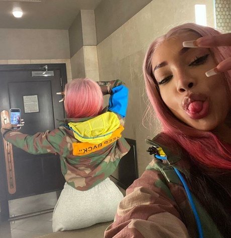 Naakte gelekte OnlyFans-foto van Flyyytattedsky