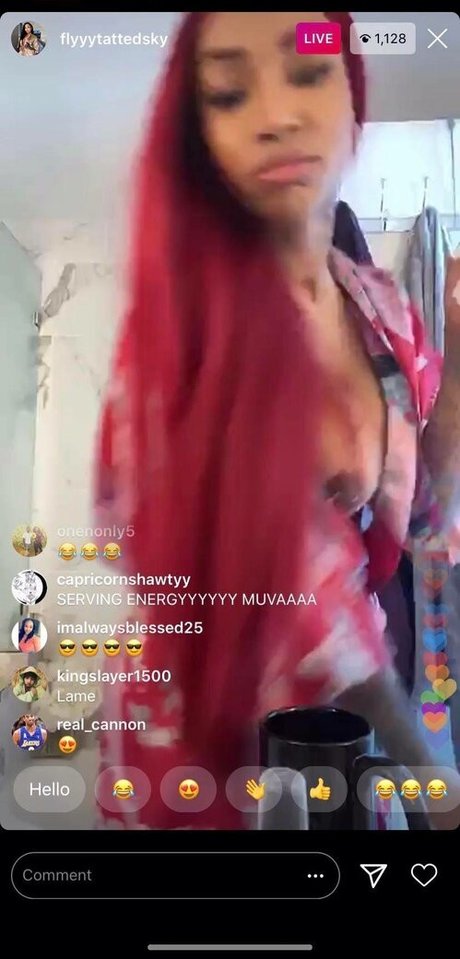 Naakte gelekte OnlyFans-foto van Flyyytattedsky