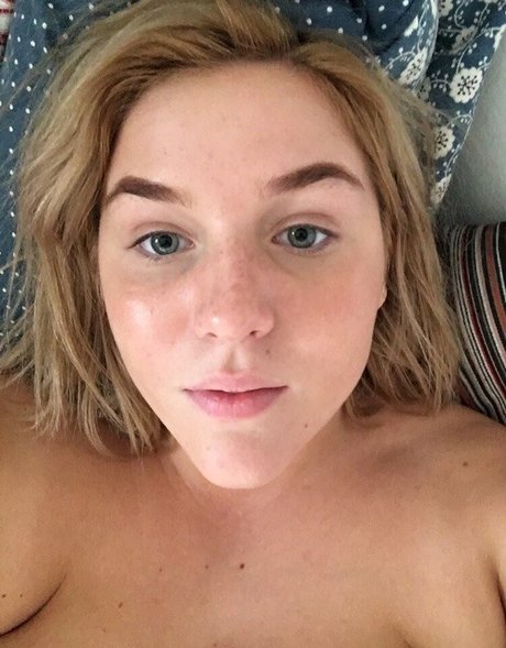 Naakte gelekte OnlyFans-foto van Rose Blush