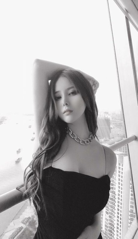 Naakte gelekte OnlyFans-foto van Lydia Yuna