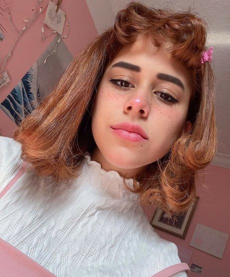 Naakte gelekte OnlyFans-foto van Littlebunnygirl