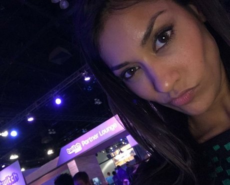 Naakte gelekte OnlyFans-foto van Janina Gavankar
