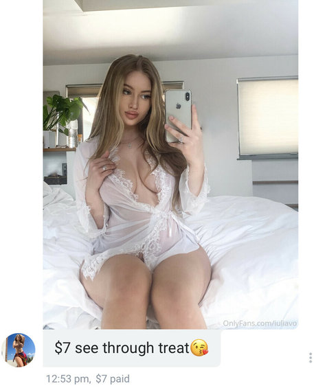 Naakte gelekte OnlyFans-foto van Iuliavo