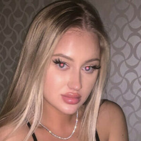 Naakte gelekte OnlyFans-foto van Iuliavo
