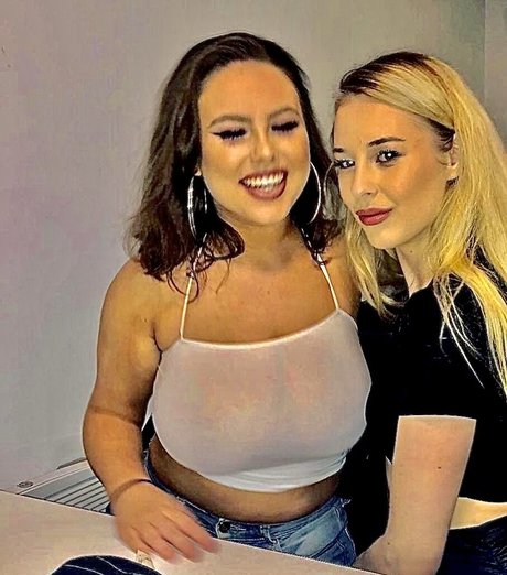 Naakte gelekte OnlyFans-foto van Emma Willis