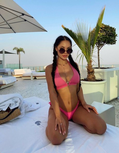 Naakte gelekte OnlyFans-foto van Kristina Azaronak