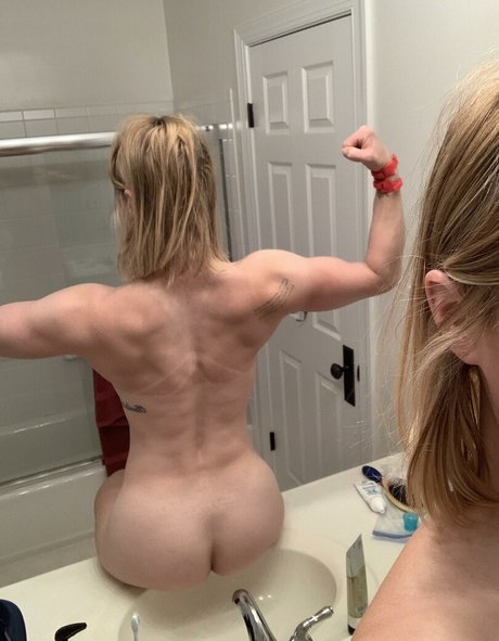 Naakte gelekte OnlyFans-foto van Blonde Fit Babe
