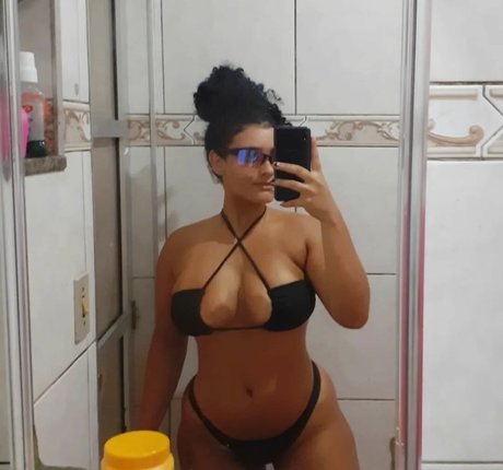 Naakte gelekte OnlyFans-foto van Milenaaa