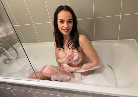 Naakte gelekte OnlyFans-foto van Sophie Stage