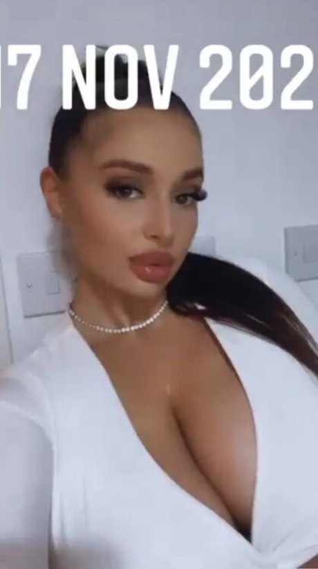 Naakte gelekte OnlyFans-foto van Naughtybabeoxo