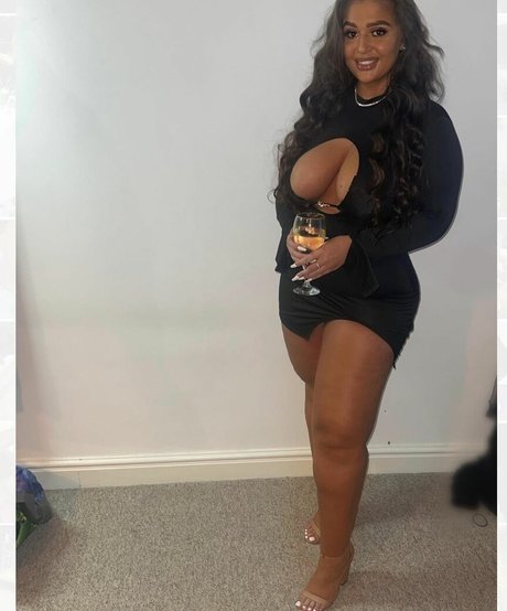 Naakte gelekte OnlyFans-foto van Naughtybabeoxo
