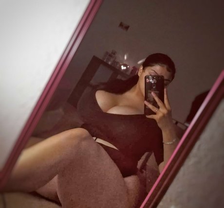 Naakte gelekte OnlyFans-foto van Kim Rose