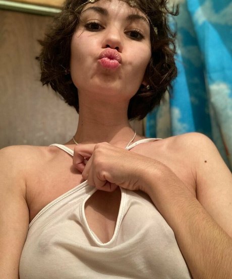 Naakte gelekte OnlyFans-foto van Adorable Dina