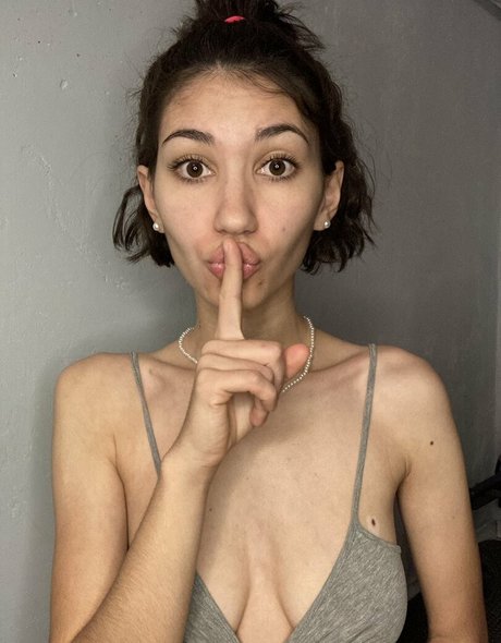Naakte gelekte OnlyFans-foto van Adorable Dina