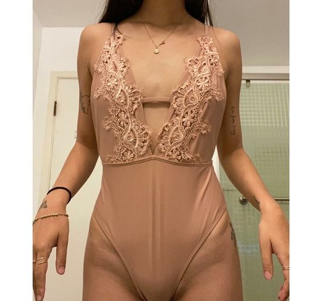 Naakte gelekte OnlyFans-foto van Kylie Cheung
