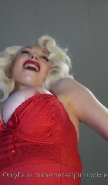Naakte gelekte OnlyFans-foto van Pineup Pixie