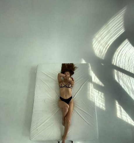 Naakte gelekte OnlyFans-foto van Alla Mill