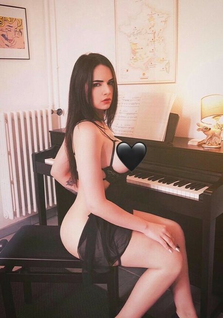 Naakte gelekte OnlyFans-foto van Laura Badler