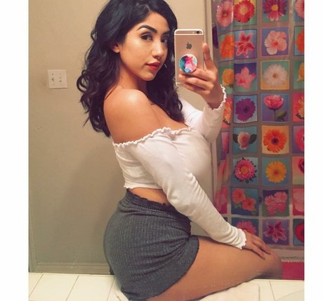 Naakte gelekte OnlyFans-foto van Alexandra Nicole