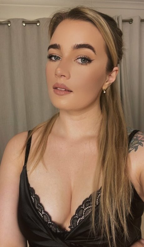 Naakte gelekte OnlyFans-foto van Emmaleene Matthews