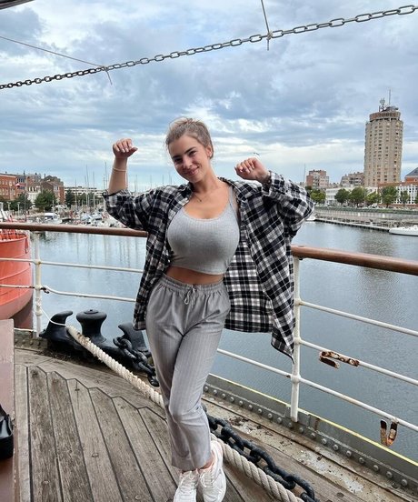 Naakte gelekte OnlyFans-foto van Fiona
