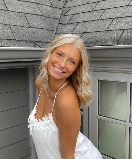 Naakte gelekte OnlyFans-foto van Ainsley Weaver