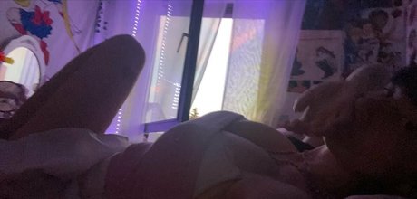 Naakte gelekte OnlyFans-foto van Dojaratjane