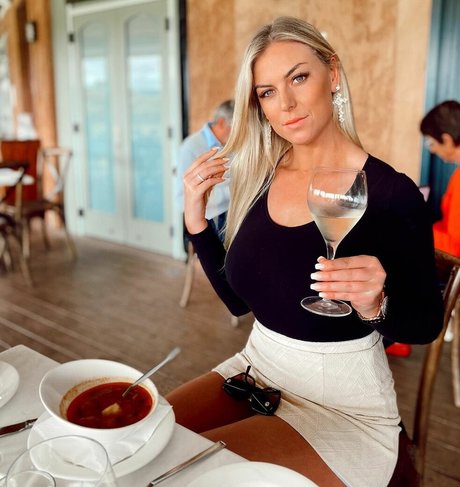 Naakte gelekte OnlyFans-foto van Annaliese Gann
