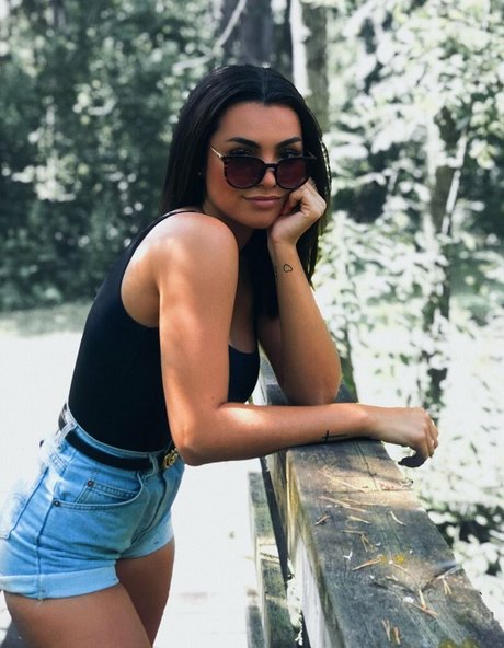 Naakte gelekte OnlyFans-foto van Kylie Manue