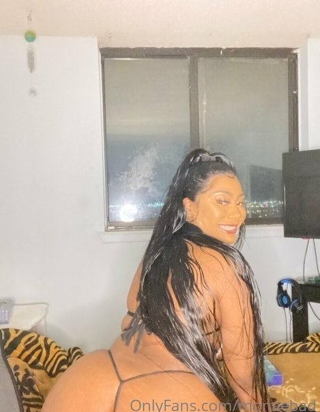 Naakte gelekte OnlyFans-foto van Monaebad