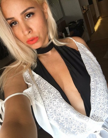 Naakte gelekte OnlyFans-foto van Sophialarou