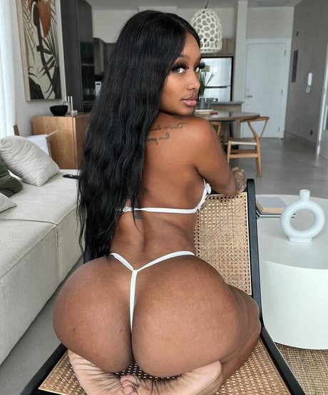Naakte gelekte OnlyFans-foto van Cathiimedialuna