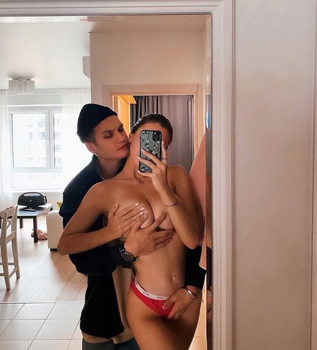 Naakte gelekte OnlyFans-foto van Mary Nabokova