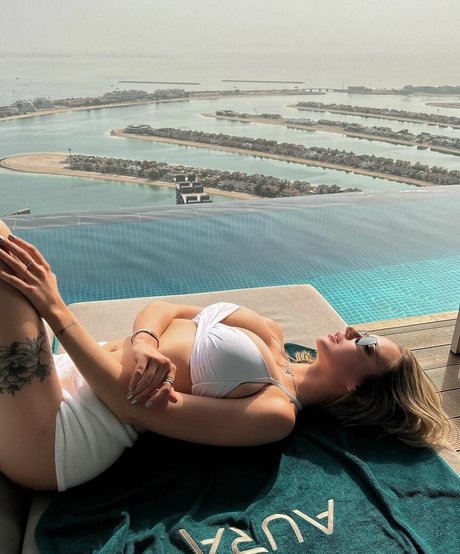 Naakte gelekte OnlyFans-foto van Mary Nabokova